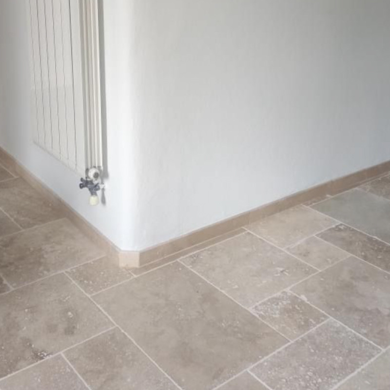 Plinthe en carrelage assortie au sol