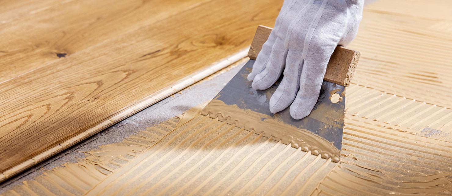 Pose collée d'un parquet contrecollé