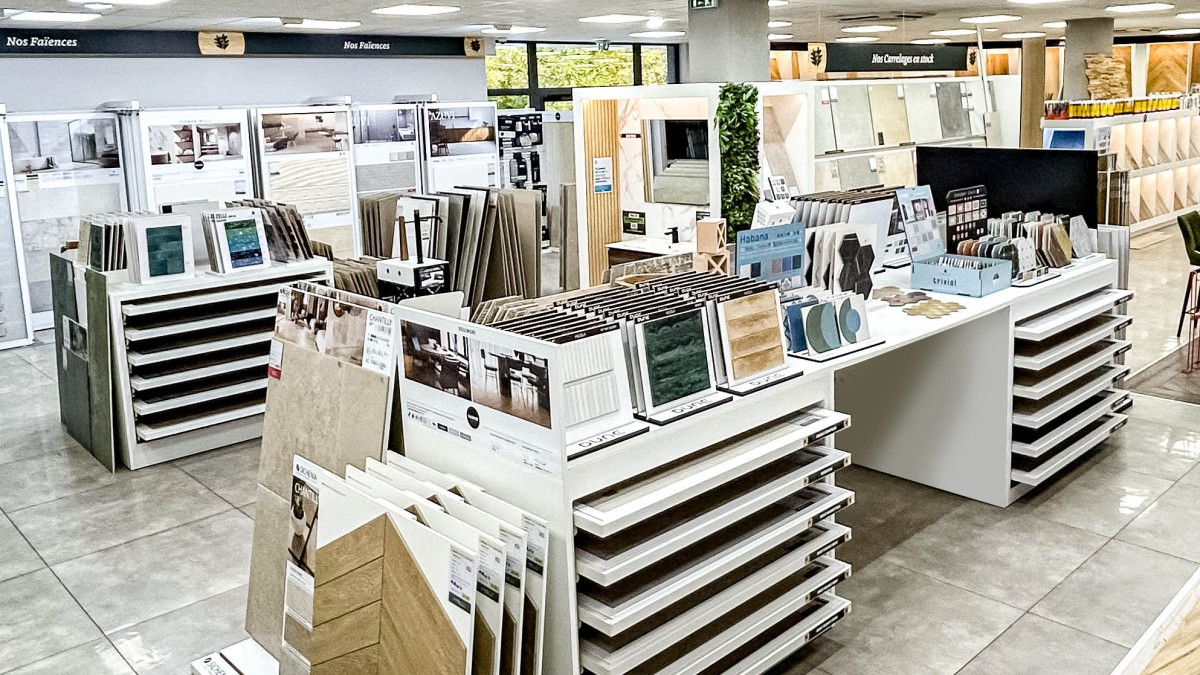 CARRELAGE OU PARQUET : QUEL REVÊTEMENT EST LE PLUS ADAPTÉ AUX ZONES À FORT PASSAGE ?