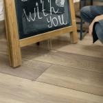 Stratifié 8 mm, décor bois rustique Wild West Oak, lame 195×1288 mm, AC5 classe 33, finition V‑groove 4 bords, pose clic facile – robuste, esthétique et chaleureux 2
