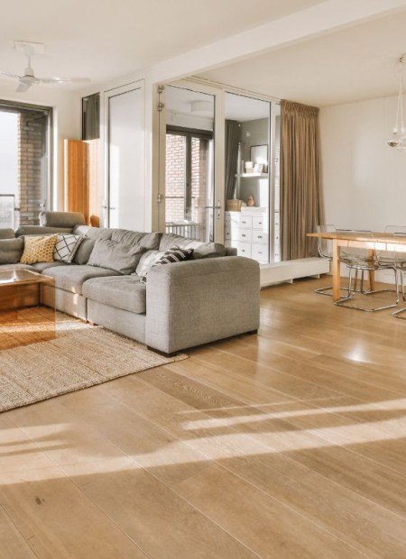 PARQUET PVC OU VINYLE : LE CHOIX MALIN POUR UN SOL DURABLE ET TENDANCE