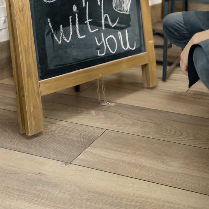 Stratifié 8 mm, décor bois rustique Wild West Oak, lame 195×1288 mm, AC5 classe 33, finition V‑groove 4 bords, pose clic facile – robuste, esthétique et chaleureux 2