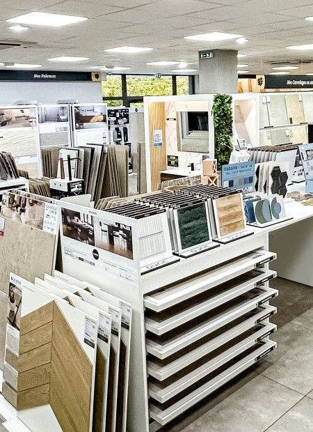 CARRELAGE OU PARQUET : QUEL REVÊTEMENT EST LE PLUS ADAPTÉ AUX ZONES À FORT PASSAGE ?